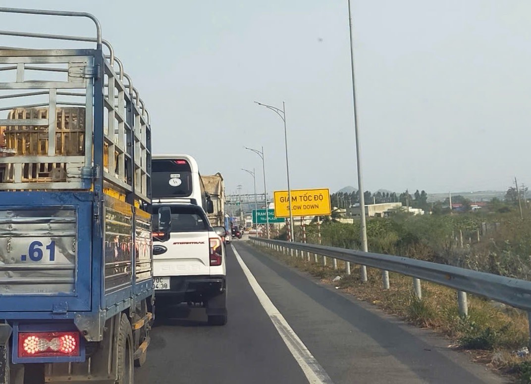 Xe ô tô ùn ứ kéo dài từ trạm thu phí ra đến cao tốc Phan Thiết - Dầu Giây, chiều 13.3. Ảnh: Duy Tuấn 