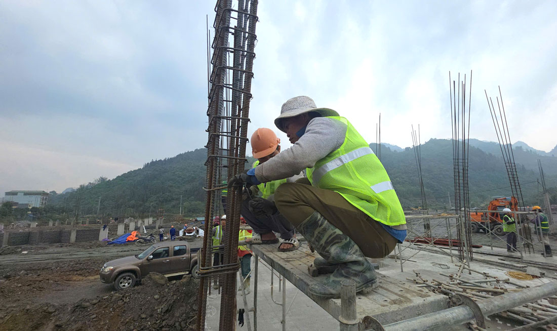 Trên các khối nhà lớp học, hàng trăm công nhân đang buộc thép, dựng ván khuôn, chuẩn bị cho các đợt đổ bê tông tiếp theo.