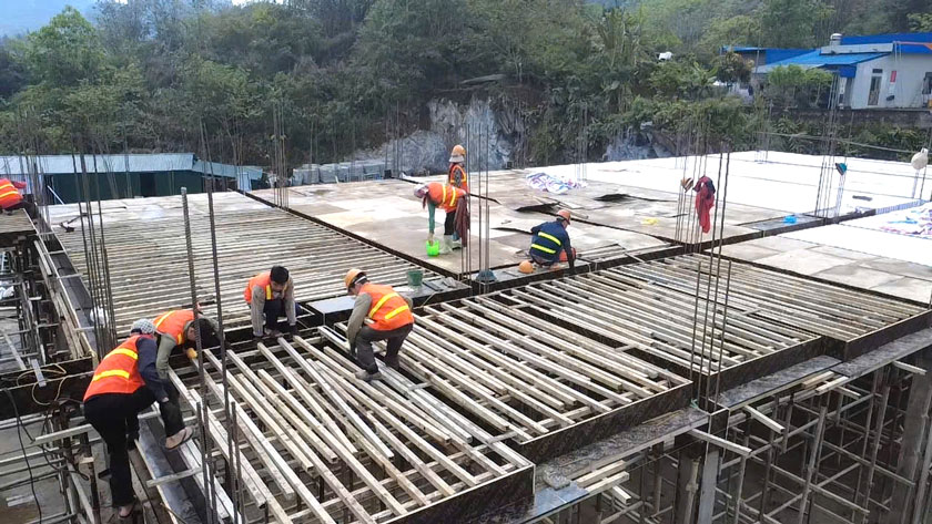 Tại khối nhà hiệu bộ, đơn vị thi công đang gia công lắp dựng ván khuôn và cốt thép sàn tầng 2.