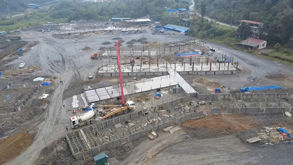 Hạng mục san nền đã hoàn thành khoảng 80% khối lượng đắp, cơ bản đạt cao độ đáy móng của các khối nhà