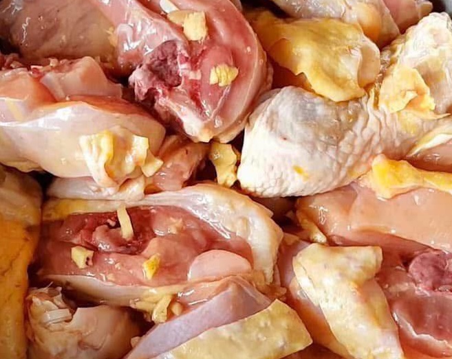 Supplementing protein daily by combining rice with meats, such as chicken, is an effective choice. Photo: Kieu Vu