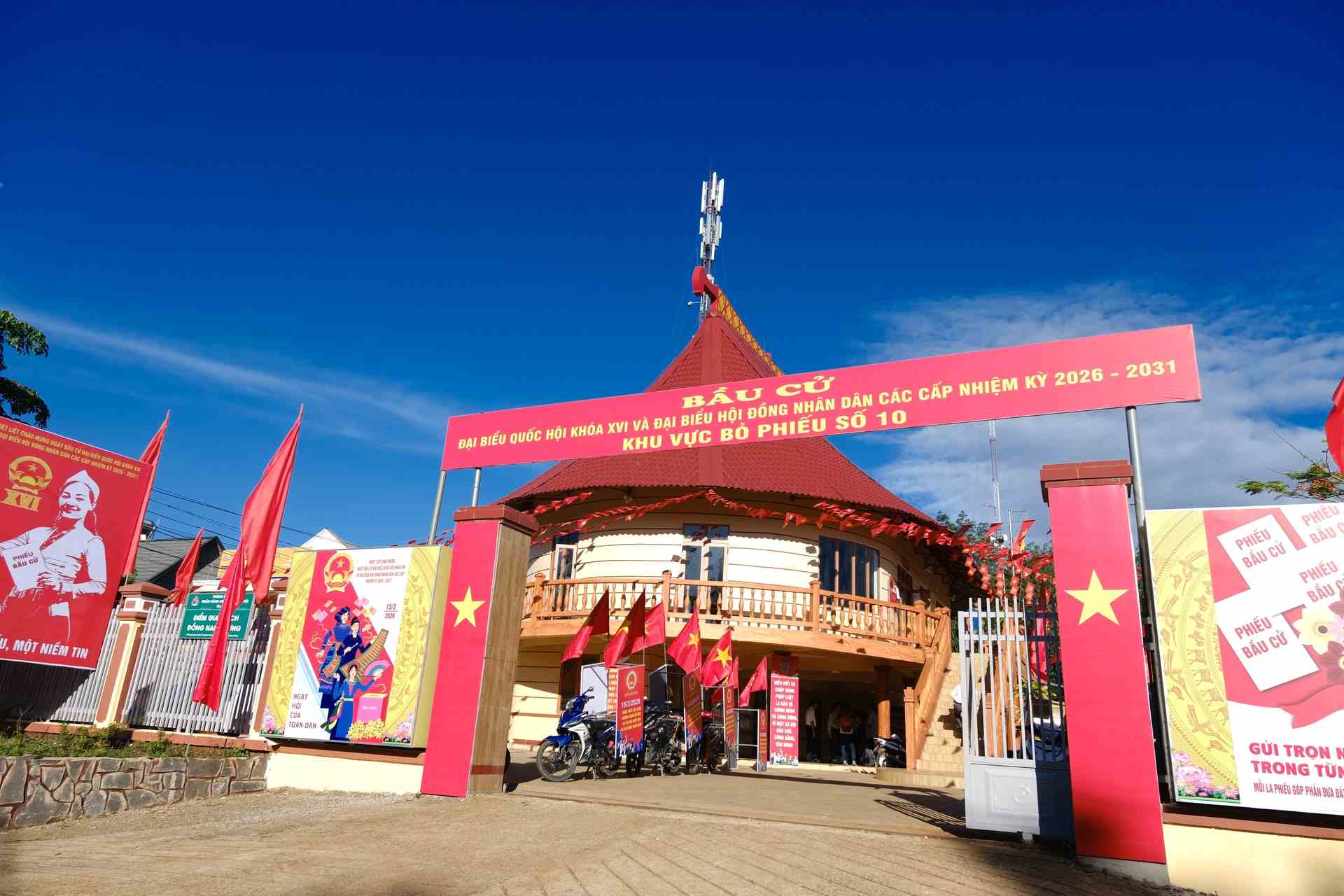 Không khí trang trí khánh tiết tại khu vực Đồng Nai Thượng hướng tới ngày bầu cử. Ảnh: Phúc Khánh 