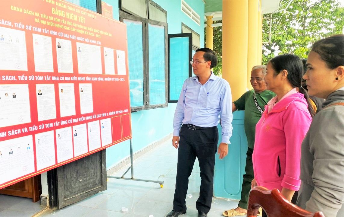 Ethnic minority people in Cat Tien 3 commune learn about the election process. Photo: Phuc Khanh