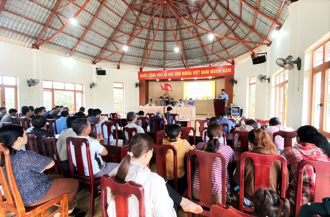 Các buổi màn đàm tuyên truyền bầu cử luôn thu hút đông đảo bà con đồng bào dân tộc thiểu số tham gia. Ảnh: Phúc Khánh 