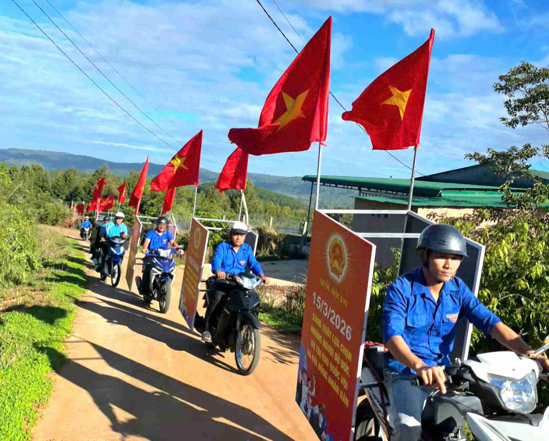 Đoàn viên thanh niên vùng đồng bào dân tộc thiểu số xã Cát Tiên 3 tham gia tuyên truyền bầu cử. Ảnh: Quang Trừng 