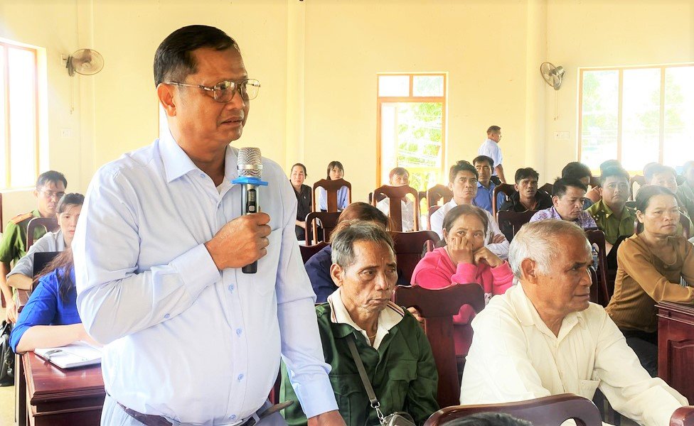 Già làng Điểu K'Giắc tuyên truyền các quy định bầu cử tới bà con tại buổi mạn đàm. Ảnh: Phúc Khánh  