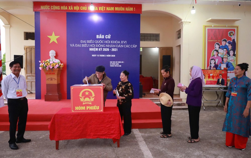 Voters in Minh Chau island commune (Hanoi) vote in elections, exercising their rights and obligations as citizens. Photo: Cuong Ngo