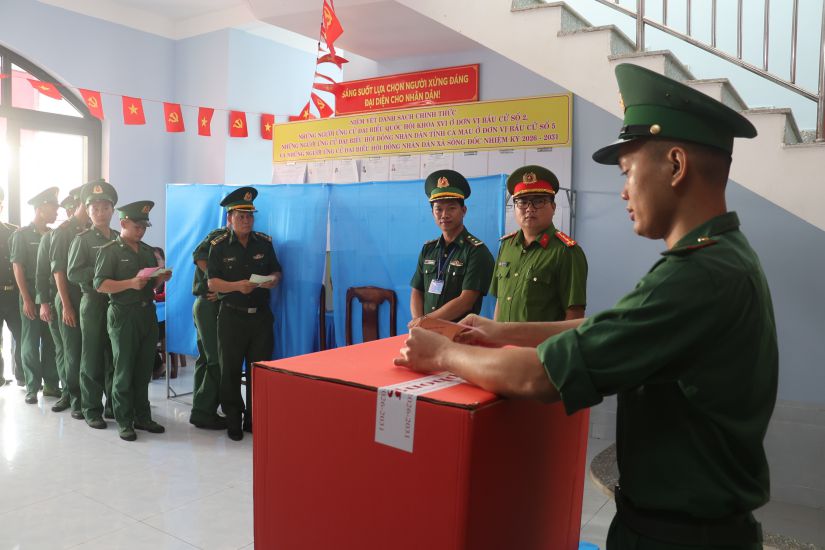 Voters on Hon Chuoi Island, Ca Mau hold early elections on the 13th. 3. Photo: Nhat Ho