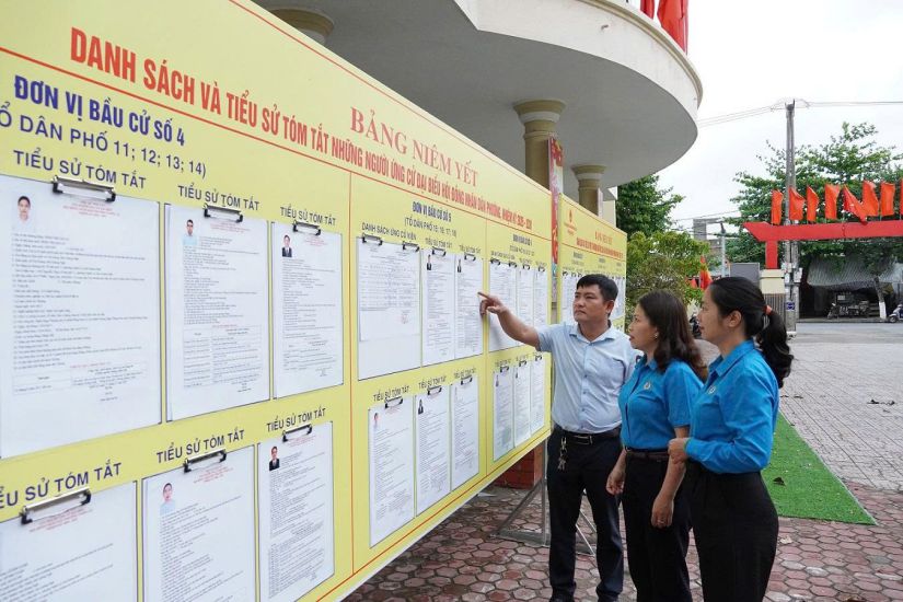 Officials, union members, and workers of Nghia Lo ward (Quang Ngai province) learn about the information of candidates for the 16th National Assembly and People's Council deputies at all levels for the 2026 - 2031 term. Photo: Dong Giang