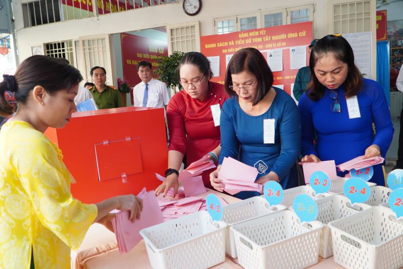 Tổ bầu cử phường Diên Hồng (TPHCM) tiến hành kiểm phiếu bầu trong buổi thử nghiệm. Ảnh: Minh Tâm