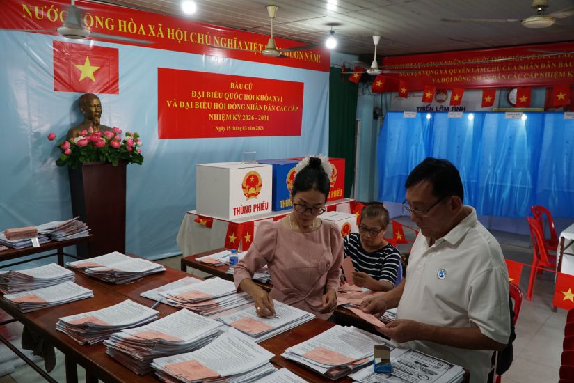 Công tác chuẩn bị tại điểm bầu cử ở TPHCM được triển khai đồng bộ. Ảnh: Thanh Chân