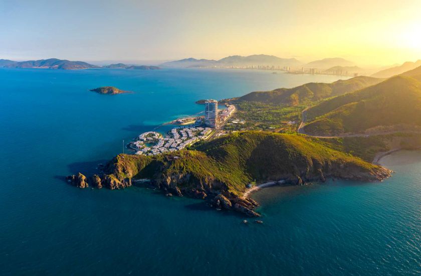 여름 관광 시즌은 활기가 넘치고 여행객들에게 다양한 선택지를 제공합니다.