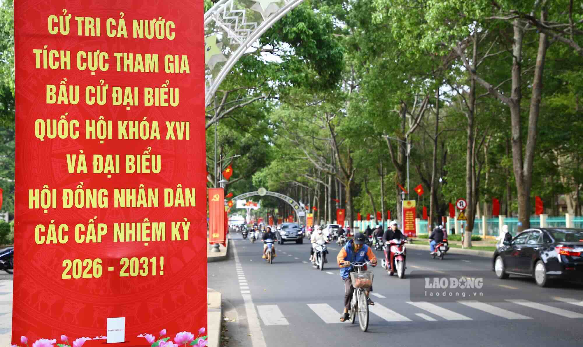 Ngày hội bầu cử đang đến gần, trên các tuyến đường tại phường Buôn Ma Thuột và phường Tân Lập (tỉnh Đắk Lắk), không khí càng trở nên sôi động, rộn ràng. Ảnh: Công Sáng