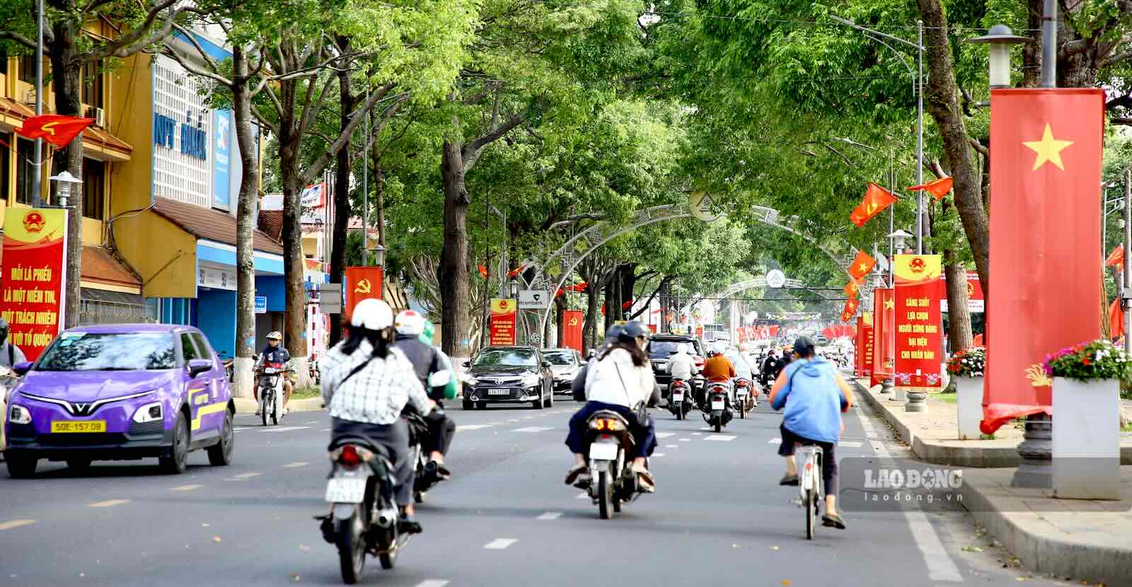 Khắp nơi, những pano, áp phích, được trang trí, tạo nên không gian đầy sắc màu, chào đón một sự kiện trọng đại của đất nước. Ảnh: Công Sáng