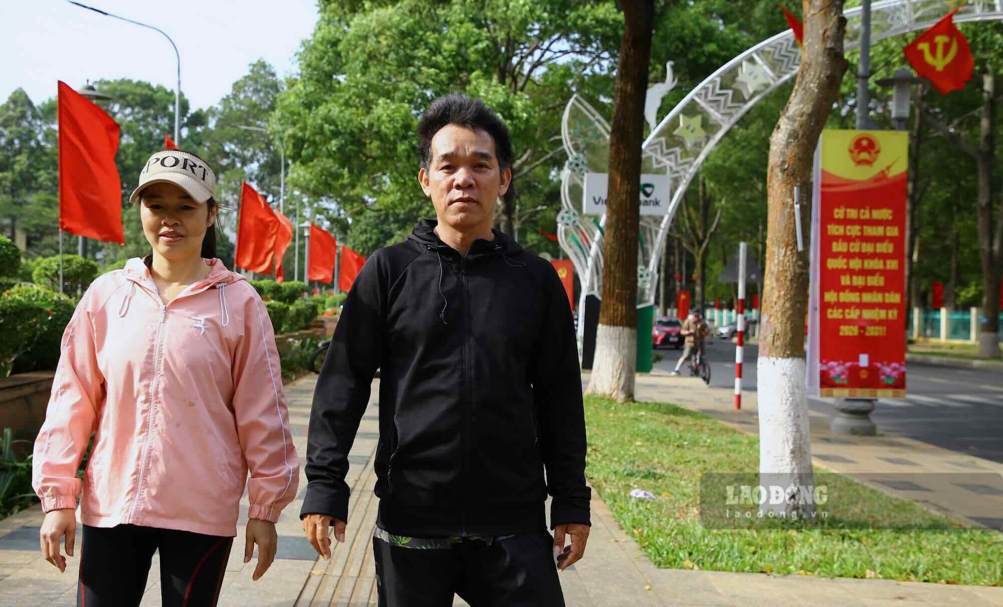 Chị Lê Thị Thanh (áo hồng) chia sẻ niềm vui và sự tự hào khi chuẩn bị cho ngày bầu cử. Chị cho rằng đây là dịp để mỗi công dân thể hiện trách nhiệm với đất nước, và mỗi lá phiếu là niềm tin vào tương lai của Việt Nam. Ảnh: Công Sáng