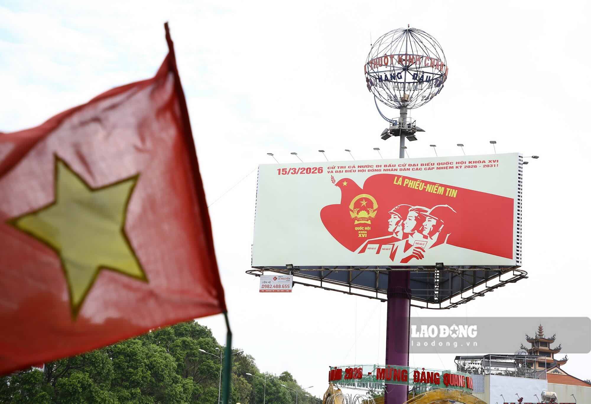 Nhiều khẩu hiệu được tỉnh Đắk Lắk trang trí trên các tuyến đường chính. Ảnh: Công Sáng