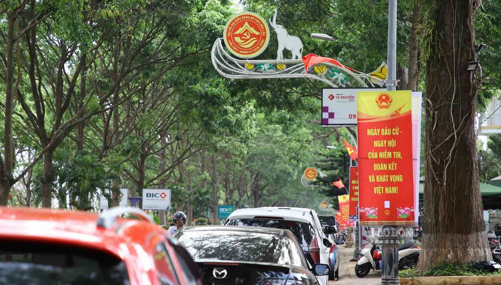 Tuyến đường vào sân bay Buôn Ma Thuột cũng được trang trí đón chờ ngày trọng đại để người dân thực hiện quyền và nghĩa vụ công dân. Ảnh: Công Sáng