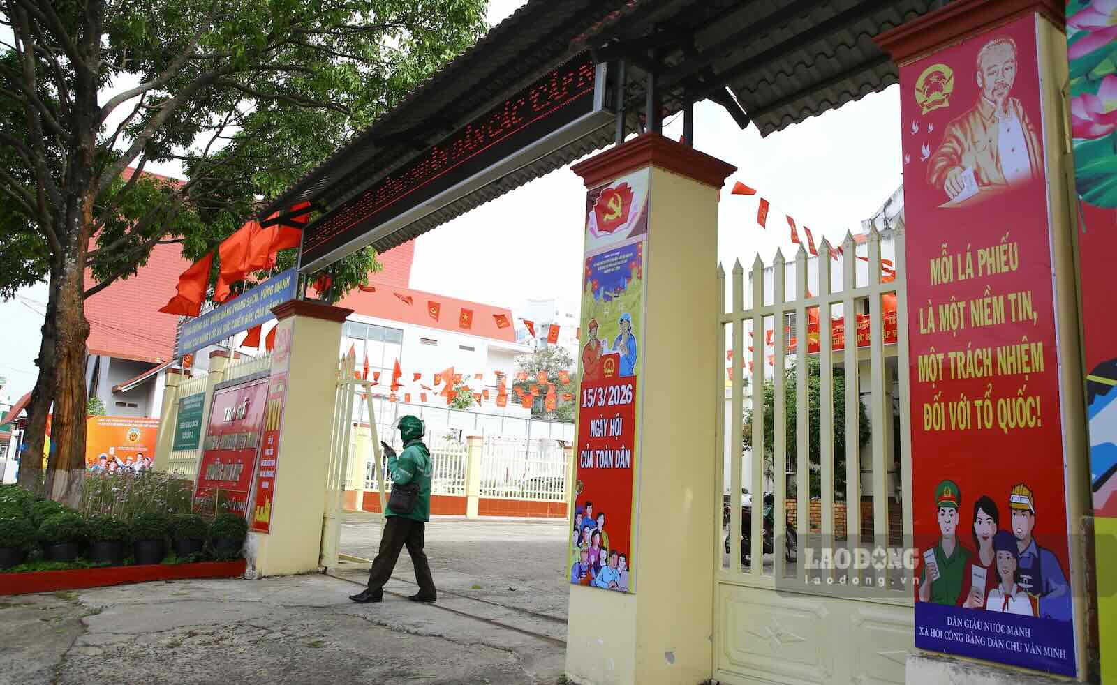 Trụ sở Đảng ủy - Ủy ban MTTQ Việt Nam phường Tân Lập cũng được dựng các khẩu hiệu hướng đến ngày hội toàn dân. Ảnh: Công Sáng