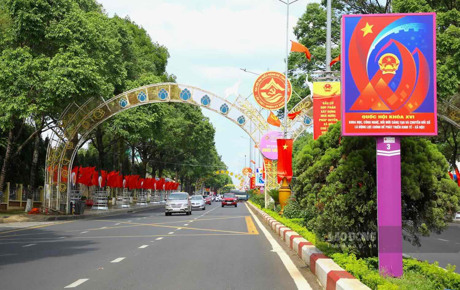 Tại Quốc lộ 14 như được khoác lên mình một chiếc áo mới với những tấm pano rực rỡ. Ảnh: Công Sáng