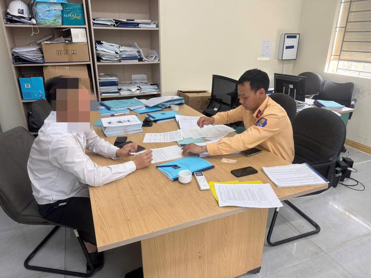 Lái xe khách bị xử phạt vì đi không đúng làn đường trên cao tốc Hà Nội - Hải Phòng. Ảnh: Cục CSGT