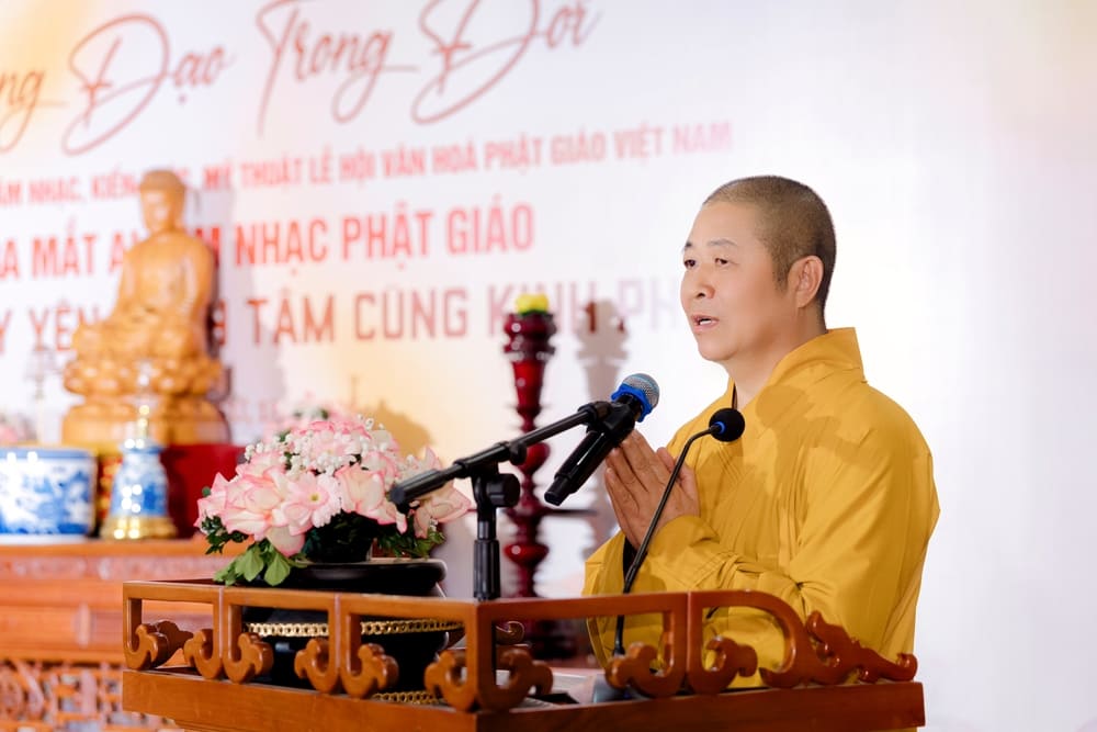 Venerable Thich Tho Lac - Head of the Central Culture Committee - Vietnam Buddhist Sangha speaking at the announcement ceremony of the "Shining the Way in Life 2026" contest. Photo: Organizing Committee