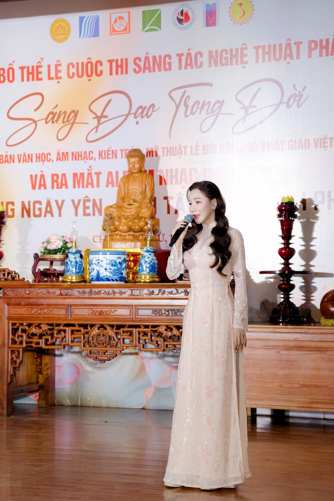 Ca sĩ Hồ Quỳnh Hương thể hiện ca khúc trong album “Những ngày yên - Tịnh tâm cùng Kinh Phật“. Ảnh: Nhân vật cung cấp