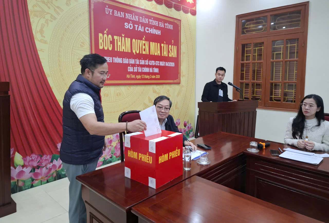 Bỏ phiếu bốc thăm đăng ký mua gần 30kg. Ảnh: Trần Tuấn