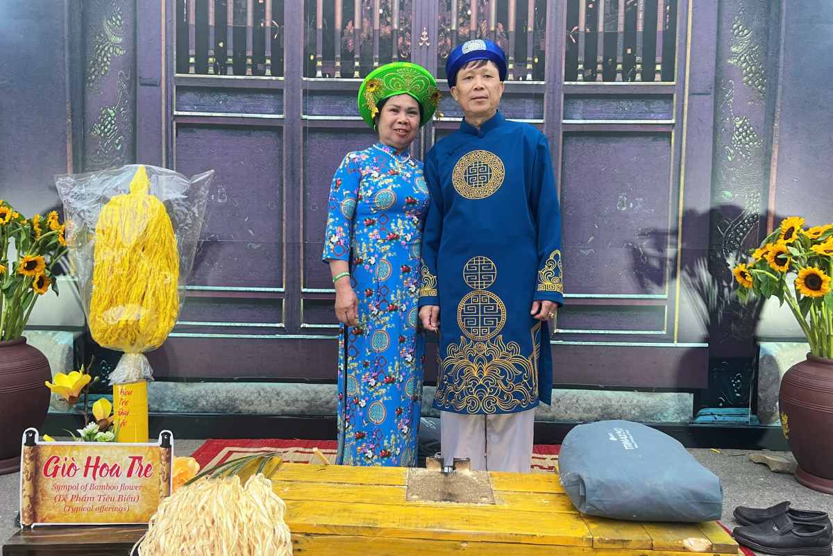 Khách Việt trải nghiệm tại không gian truyền thống ở Lễ hội. Ảnh: Hằng Nguyễn