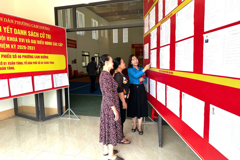 Kiểm tra khu vực bầu cử. Ảnh: Nguyễn Huệ