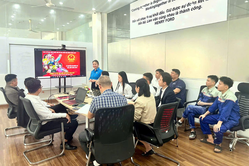 Công đoàn cơ sở tuyên truyền về ngày bầu cử. Ảnh: Nguyễn Huệ