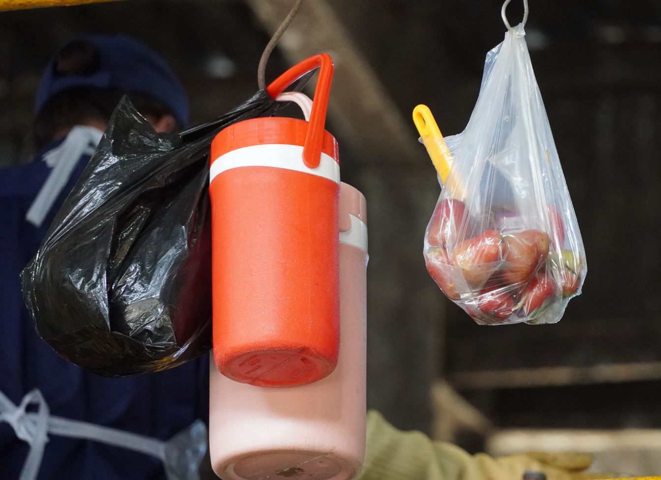 Thức ăn, nước uống đều chuẩn bị sẵn và mang theo từ nhà. Ảnh: Phương Anh