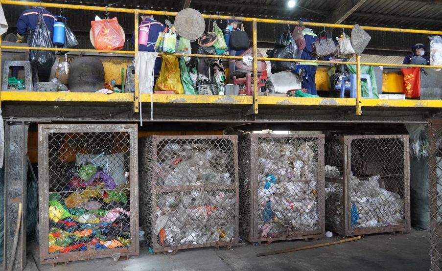 Công nhân phân loại rác góp phần giảm lượng rác phải chôn lấp mỗi ngày. Ảnh: Phương Anh