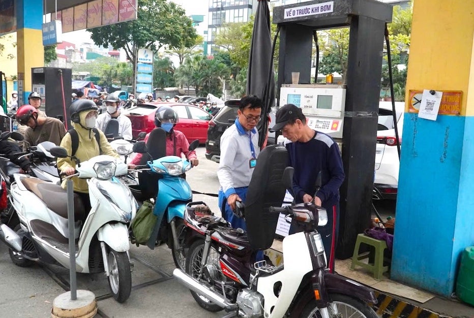 Bộ Xây dựng kiến nghị loạt giải pháp lên Chính phủ, nhằm đảm bảo cung - cầu, bình ổn giá xăng dầu, giá cước vận tải hàng hóa và hành khách. Ảnh: Tường Vân   