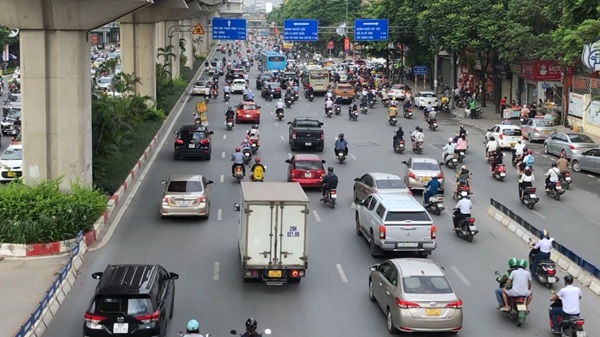 Hanoi barricades more than 1km of Nguyen Trai street to construct flood prevention projects. Photo Trung Nguyen