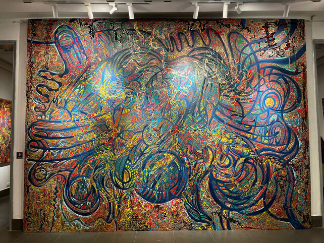 Một trong ba bức tranh sơn mài khổ lớn của Đào Anh Thơ mở ra không gian thị giác nhiều lớp, thế giới thị giác siêu thực, nơi con người, công nghệ và trí tưởng tượng tương lai đan xen trong thế giới “MetaReverse” – vũ trụ tái sinh do nữ họa sĩ xây dựng. Ảnh: Quỳnh Mai 