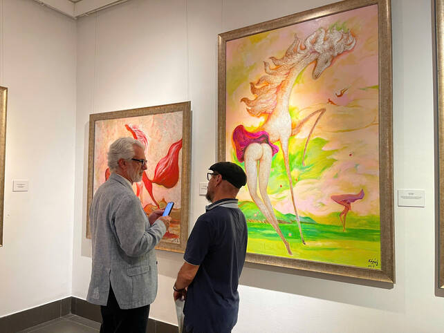 Những sáng tác của nghệ sĩ Đào Anh Khánh mang màu sắc giàu tính biểu tượng, gợi mở về sự sinh sôi và năng lượng của tự nhiên thu hút khách tham quan. Ảnh: Quỳnh Mai 