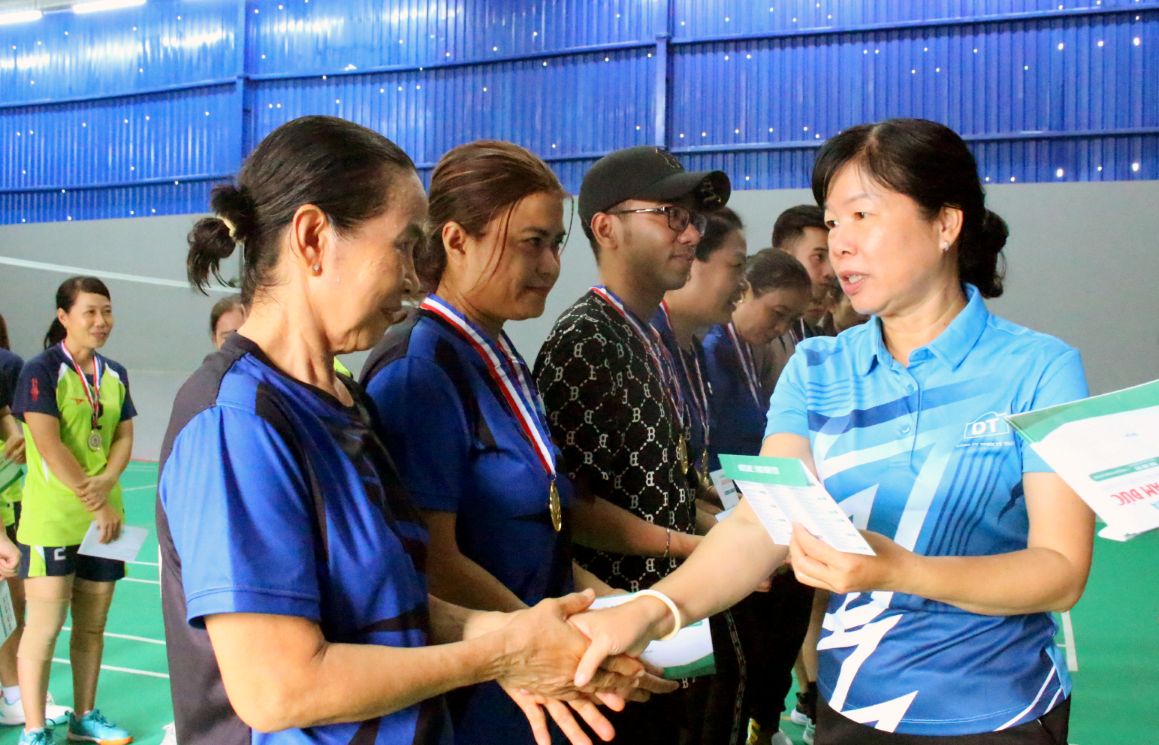 Chủ tịch LĐLĐ tỉnh Đồng Tháp Huỳnh Thị Tuyết Vui tặng thưởng cho các vận động viên tại hội thao. Ảnh: Thanh Mai