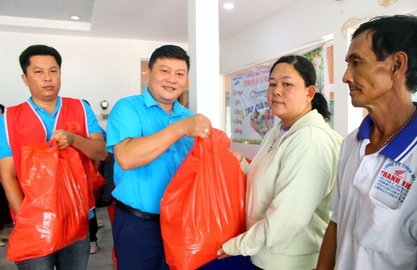 Chủ tịch Công đoàn các khu công nghiệp, khu kinh tế Đồng Tháp Nguyễn Thanh Nhàn tặng quà cho đoàn viên, công nhân, người lao động có hoàn cảnh khó khăn đang làm việc tại Khu công nghiệp Sa Đéc. Ảnh: Thanh Mai
