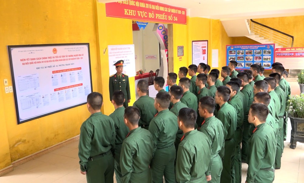 Voters of the Hue City Military Command put a lot of heart before the election. Photo: Quang Dao