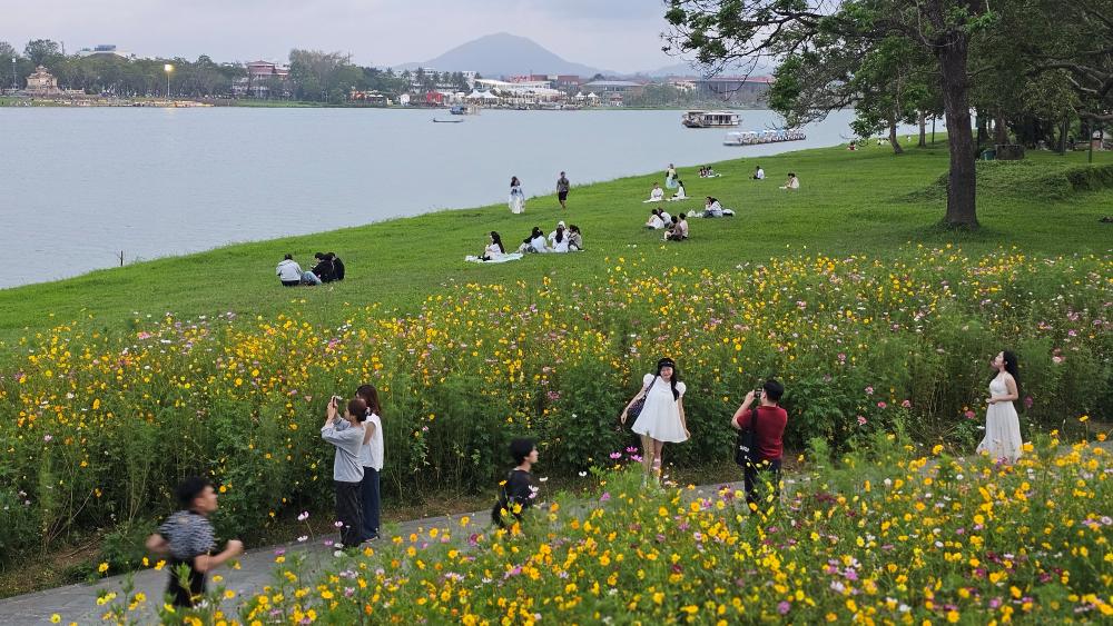 The flower garden by the Perfume River has become the check-in spot of young people. Photo: Nguyen Luan