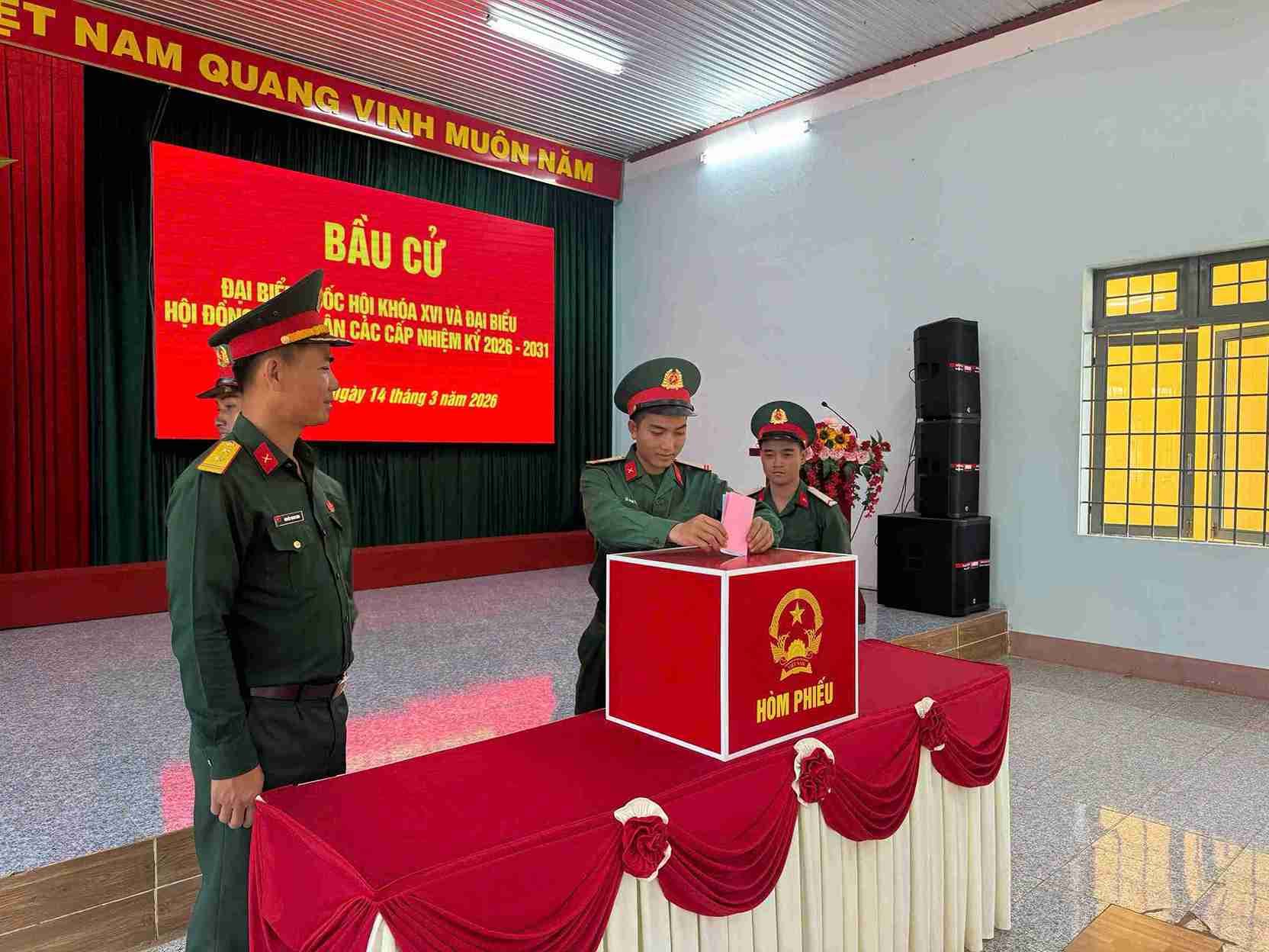 New recruits at Infantry Battalion 303 (Regiment 584, Dak Lak province) hold ballots for candidates. Photo: Bao Trung