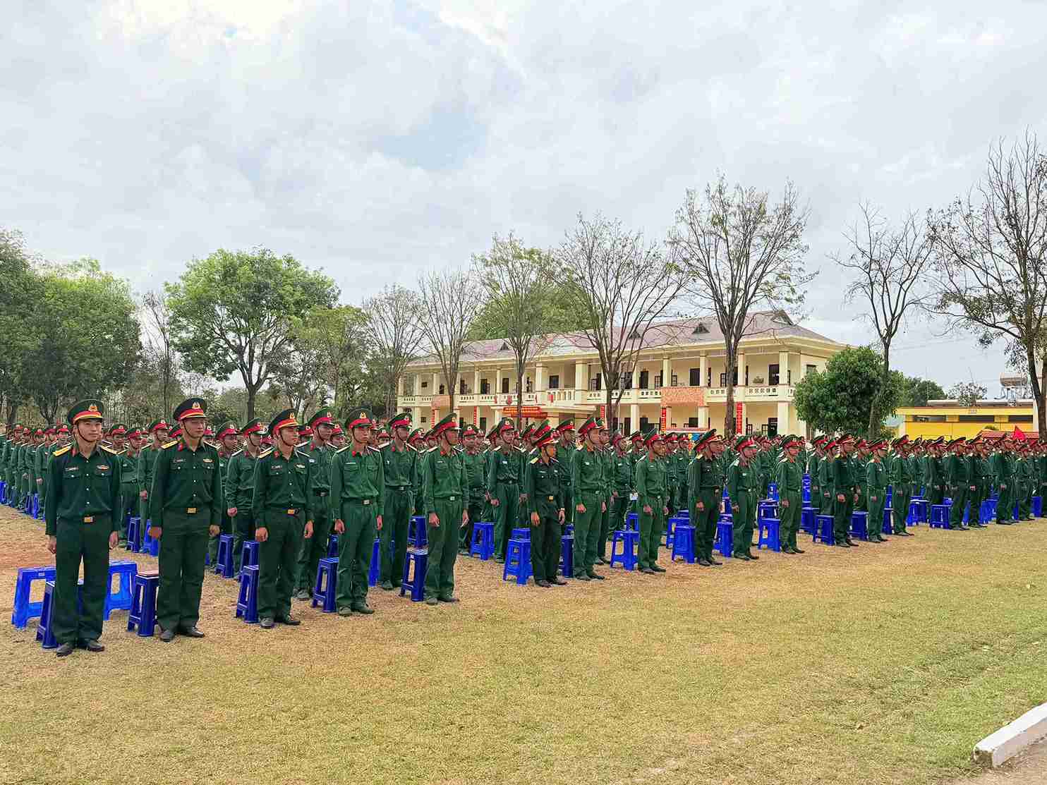 Các tân binh mới nhập ngũ trong ngày bỏ phiếu sớm. Ảnh: Bảo Trung