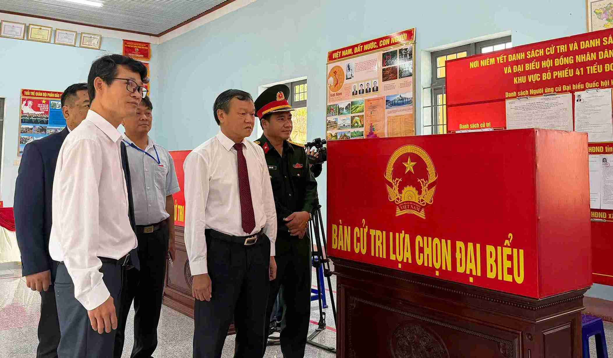 Ông Đào Mỹ - Phó Chủ tịch UBND tỉnh Đắk Lắk (thứ 2 từ phải sang) đánh giá cao công tác tổ chức bầu cử sớm của UBND xã và Tiểu đoàn Bộ binh 303. Ảnh: Bảo Trung