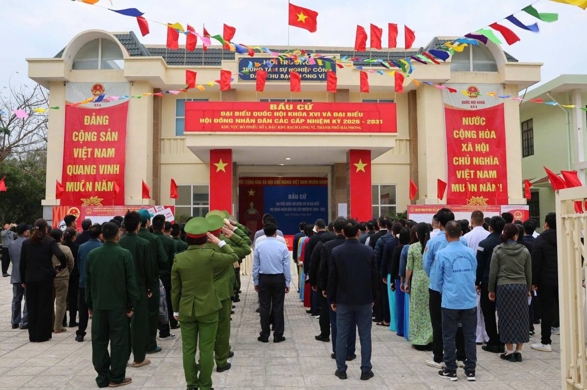 Cử tri Bạch Long Vĩ có mặt từ sớm để chuẩn bị bầu cử.