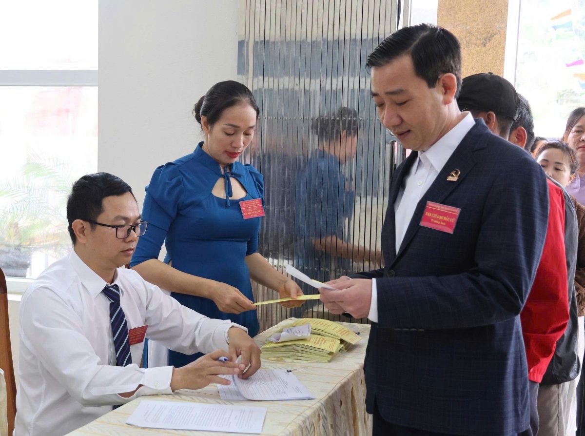 Tại Tổ bầu cử số 1 - Trung tâm dịch vụ sự nghiệp công đặc khu, các đại biểu, cử tri đã cầm trên tay lá phiếu, bầu những đại biểu xứng đáng, đại diện cho ý chí, nguyện vọng của mình.