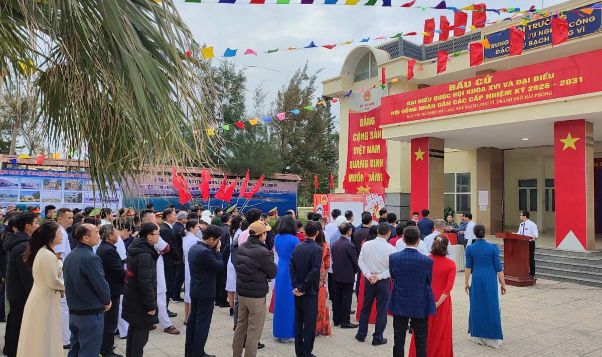 Voters on Bach Long Vi island eagerly participate in early election day. Photo: Quyet Thang