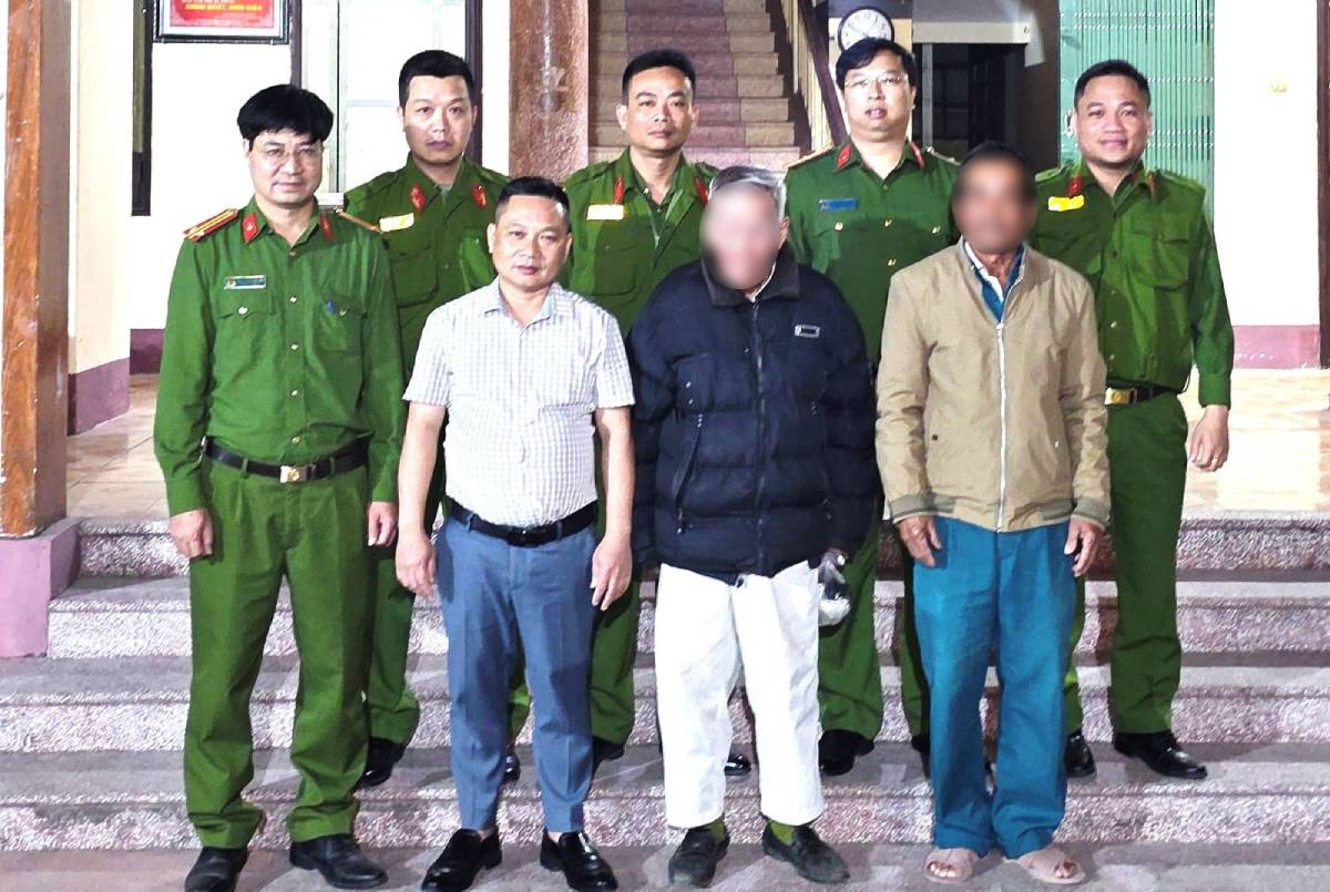 Task force 113 Police, Department of Administrative Management of Social Order brings Mr. Trinh Huu B back to his family. Photo: Ninh Binh Provincial Police