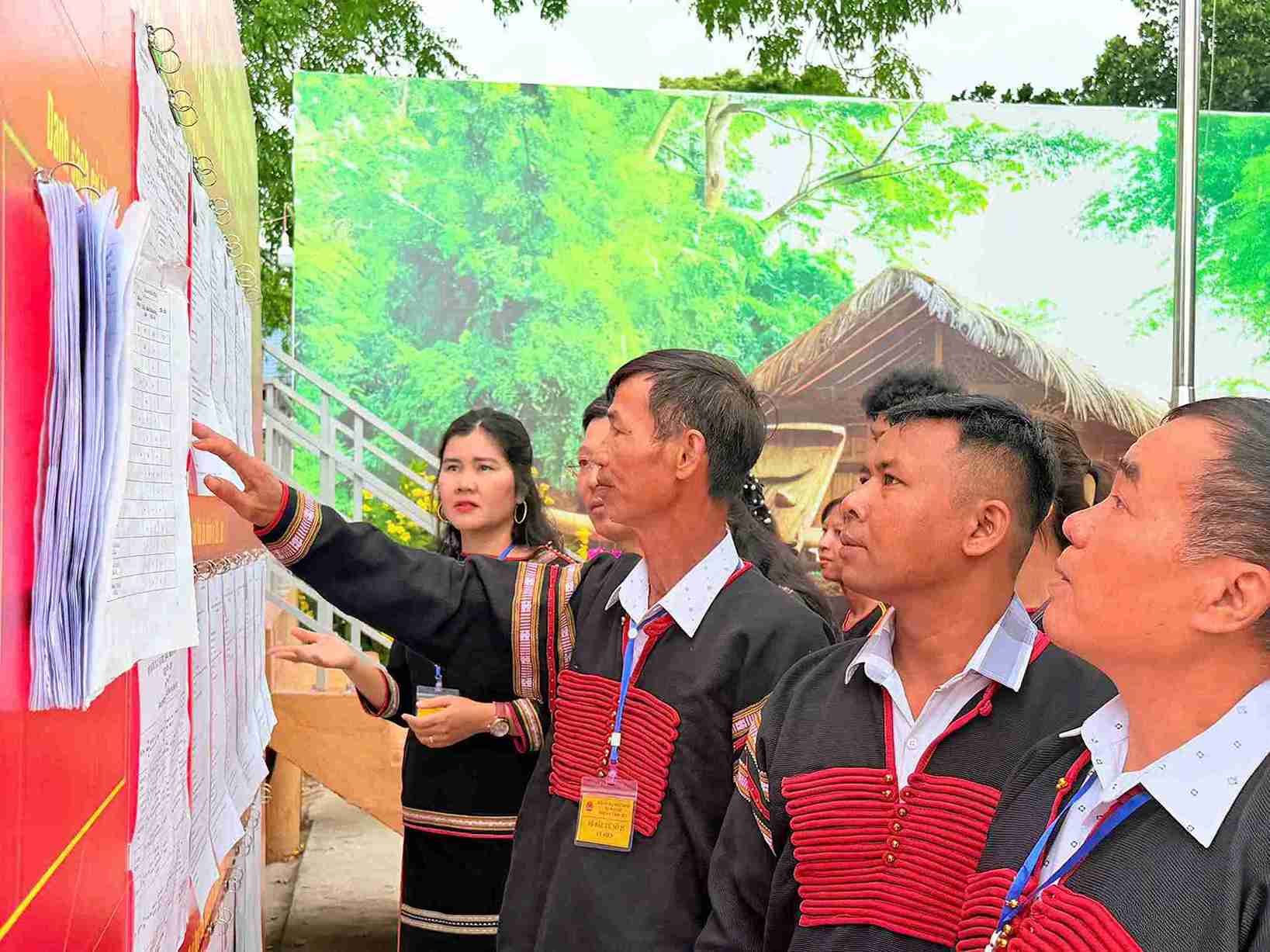 Người uy tín, già làng ở địa bàn theo dõi một lần nữa thông tin của các ứng viên trước ngày bầu cử. Ảnh: Bảo Trung