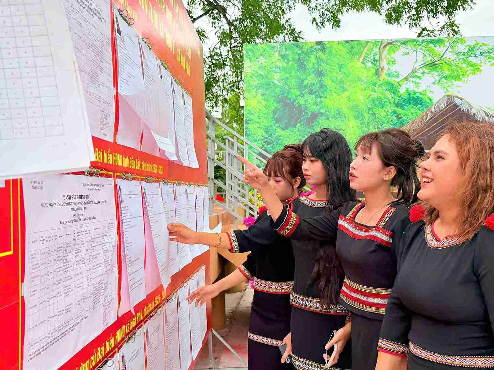 Sự trách nhiệm của các già làng đã lan tỏa tinh thần trách nhiệm cho thế hệ trẻ trước ngày bầu cử. Ảnh: Bảo Trung