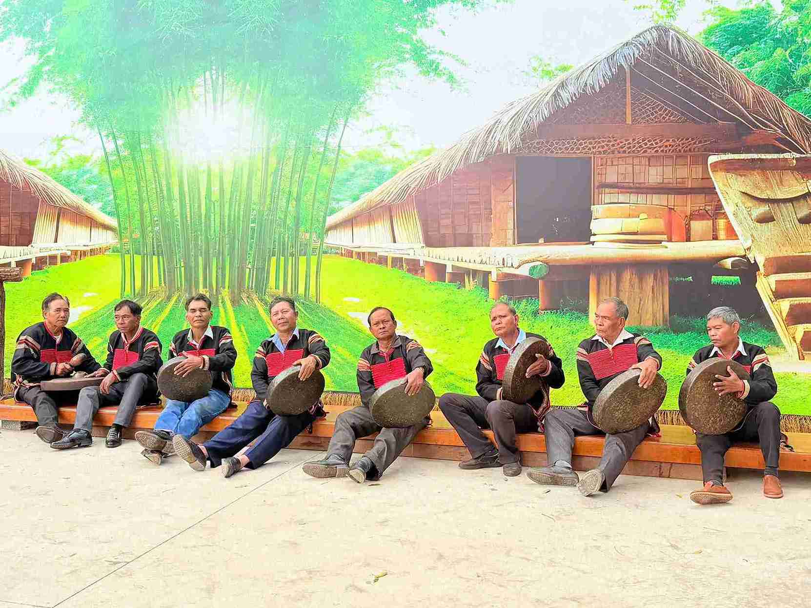 Tại một điểm bầu cử ở địa bàn, nét văn hóa truyền thống của người Ê Đê được khéo léo lồng ghép để tạo điểm nhấn. Ảnh: Bảo Trung